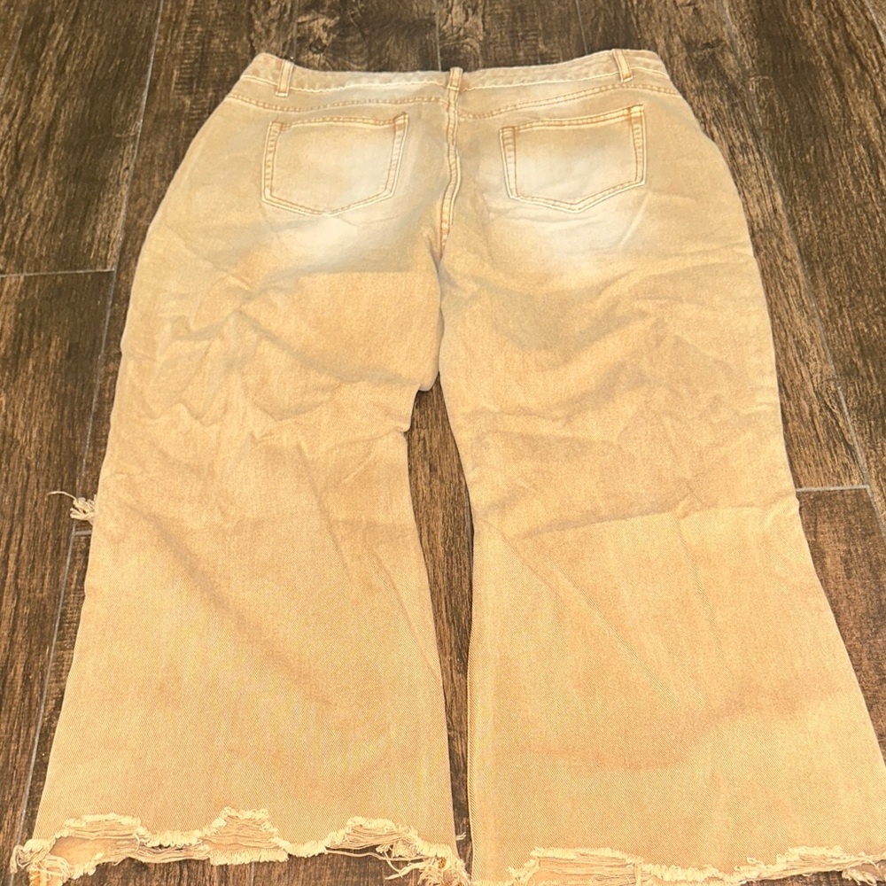 Distressed Tan Women cropped Jeans - Picture 3 of 5